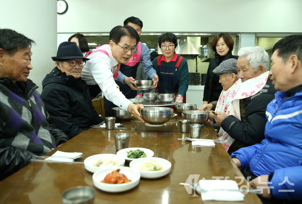 이승옥 강진군수가 강진읍 노인복지타운을 찾아 배식봉사를 펼쳤다.