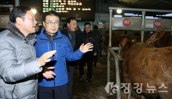 김영래 강진축협조합장과 이승옥 강진군수.