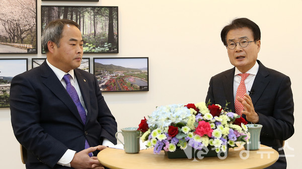 임순종 대표이사와 신년대담하고 있는 이승옥 강진군수