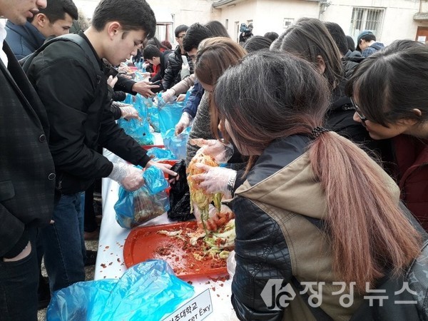 고려인과 우즈베키스탄 현지인들 좋아하는 '한국김치' 체험 행사