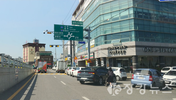 장흥읍 장흥교오거리 로타리 부근에 불법주정차가 난무하고 있다.