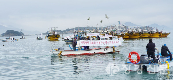 장흥군 신상마을 앞 공유수면에서 새조개 채취 여수 잠수기조업 반대시위를 벌이고 있는 장흥어민들