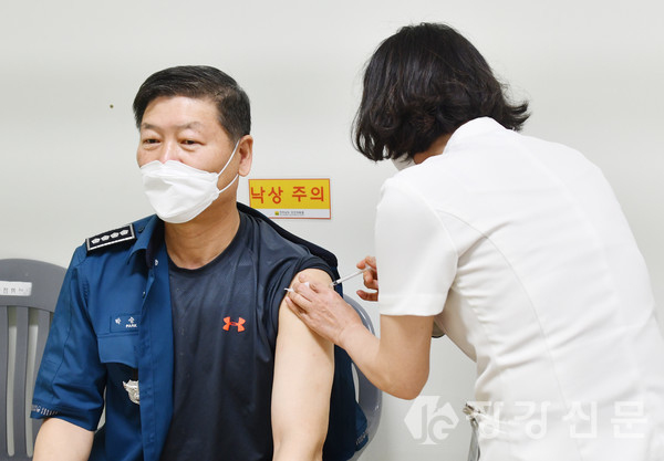 박승기 강진경찰서장이 코로나 백신 예방 접종을 받고 있다.