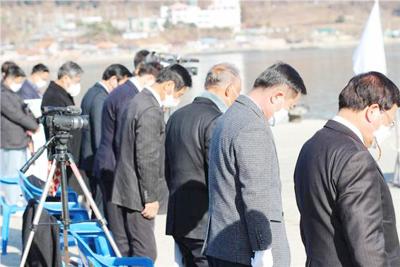 제1회 장흥군 보도연맹사건 희생자 합동위령제에서 참석자들이 묵념을 하고 있다.