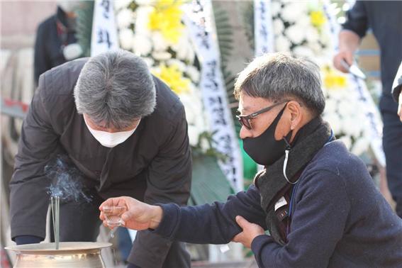 합동 위령제를 지내고 있다.