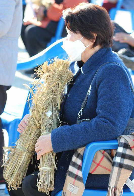 볏짚단 혼백을 들고 씻김굿을 보고 있는 유족