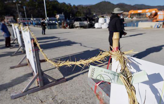 ‘한국전쟁 전후 민간인 학살 사건’ 장흥이야기를 읽고 있는 유족들