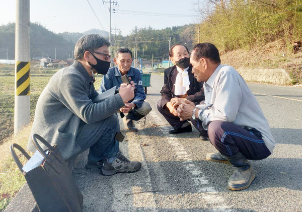 진산리 신덕마을 앞에서, 오른쪽부터 시계 반대 방향으로 문락성(86세), 문장호(85세), 송정식(74세, 피해자 송완규 아들)