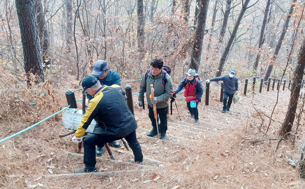 호암봉 표지석 운반