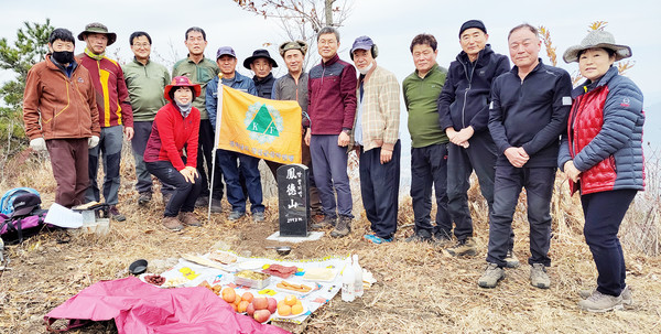 봉덕산에서 자원봉사자들과 함께