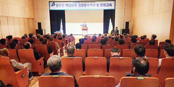 국회의원 김승남 지역위원장의 인사말을 하고 있다. 