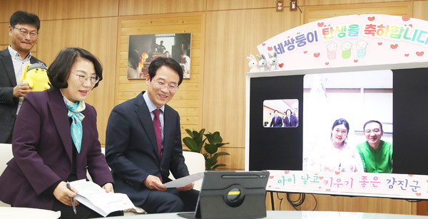 강진원 강진군수가 영상통화를 통해 세쌍둥이 탄생을 축하해주고 있다.