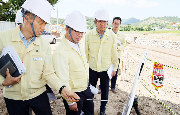 문금주 행정부지사(왼쪽 두번째)가 재해예방 대책을 점검하고 있다.