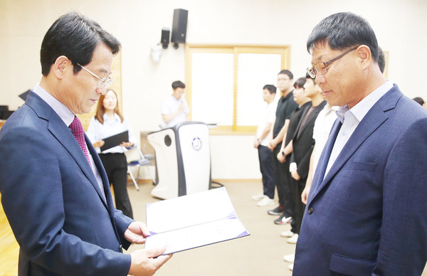 강진원 군수가 조경언 기획홍보실장 임명장을 수여하고 있다