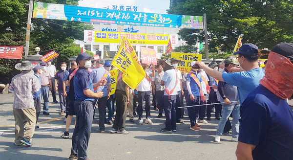 장흥 안양면에 대규모 돈사개발 반대시위를 하고있는 안양면 주민들