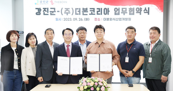 강진원 강진군수와 백종원 ㈜더본코리아 대표가 26일 오전 충남 예산 더본외식산업개발원에서 지역경제활성화를 위한 상생발전 협약식을 체결했다.