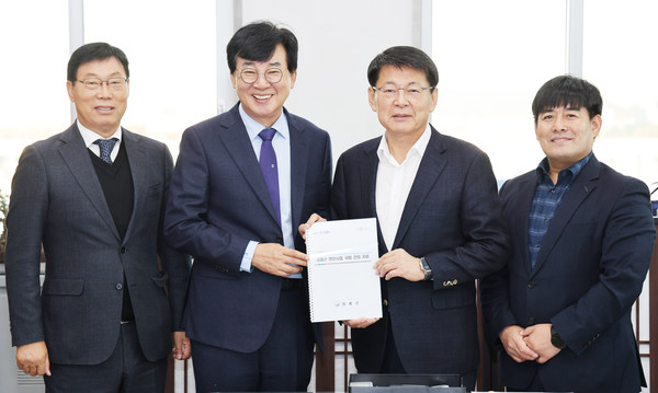 문정걸 장흥군 관광문화실장 / 김성 장흥군수 / 서삼석 의원 / 김철웅 장흥군 세종사무소장