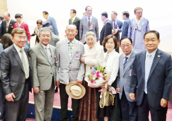 오른쪽 끝 강진효도회 마삼섭 회장