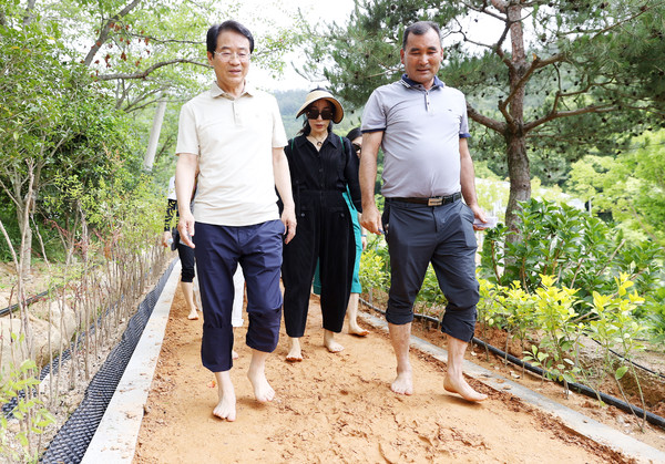 강진원 강진군수와 김훈범 산림휴양팀장