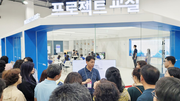 프로젝트 수업 관련해서 지원단이 설명을 하고 있다.