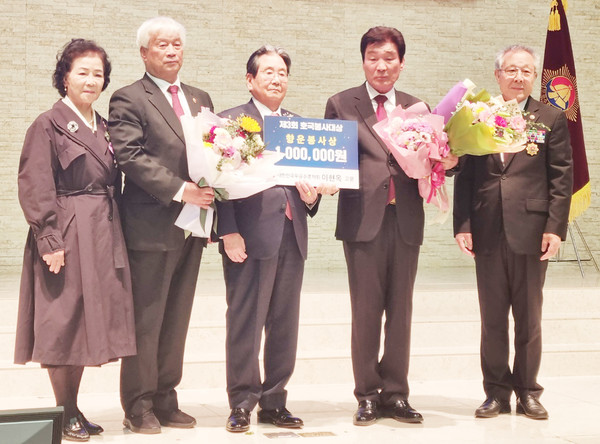 수상자들과 함께