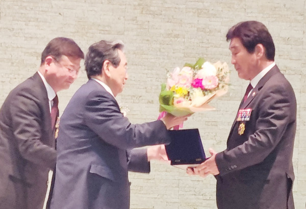 꽃다발 수여