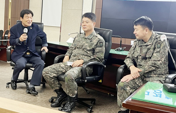 상무대 보병학교장과 함께