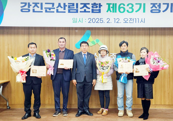 정환석 팀장, 김훈범 강진군청 팀장, 윤길식조합장, 김춘옥 조합원, 윤홍삼 조합원, 조은경 조합원