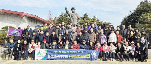 박태준 동상에서 단체사진