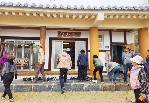 달긷는 집