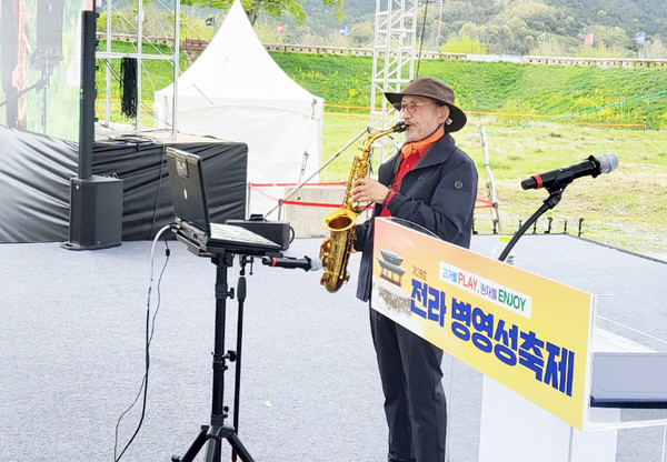 백형일 씨 색소폰 연주