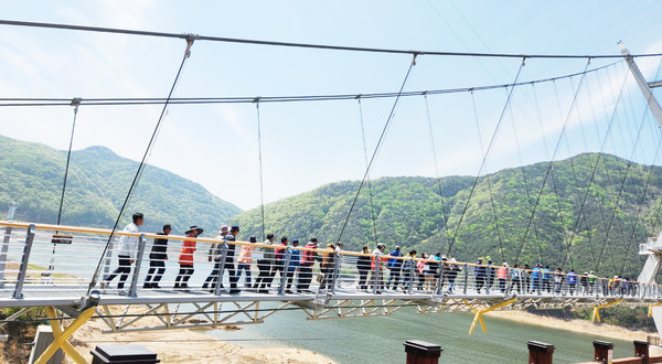 보현산댐 출렁다리