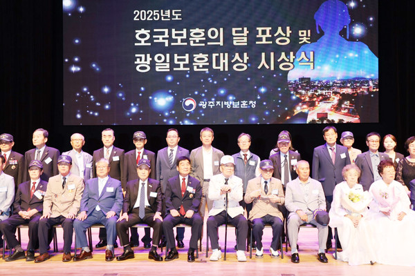 수상자와 함께 기념사진