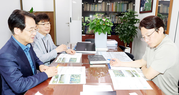강진원 강진군수가 변상문 농림부 식량정책관에서 사업추진 설명을 하고 있다.