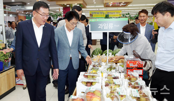 강진농협 정옥태 조합장. 이승옥 강진군수(왼쪽부터)