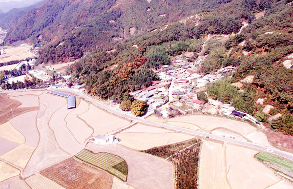 수몰되기 전 유치면 갈머리마을(송정1구), 왼쪽으로 유치초등학교가 보인다
