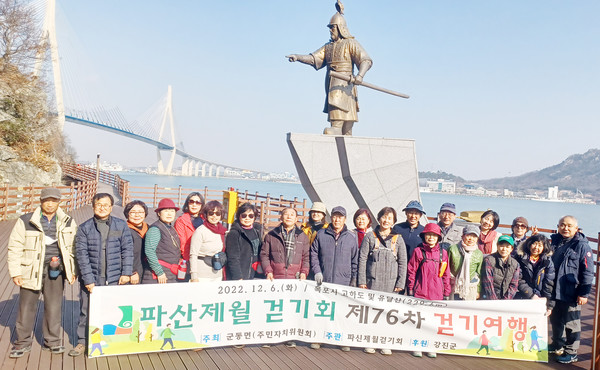 목포 고하도 이순신장군 동상 앞에서