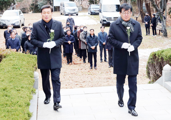 왕윤채 장흥군의장. 김성 장흥군수