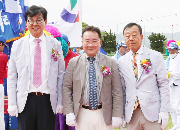 김성 장흥군수. 김연식 재경장흥군향우회장. 주재용 장흥군번영회장