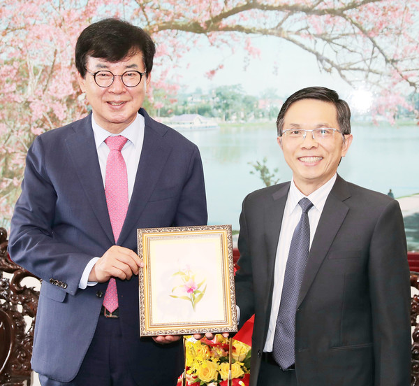 김성 장흥군수(좌)